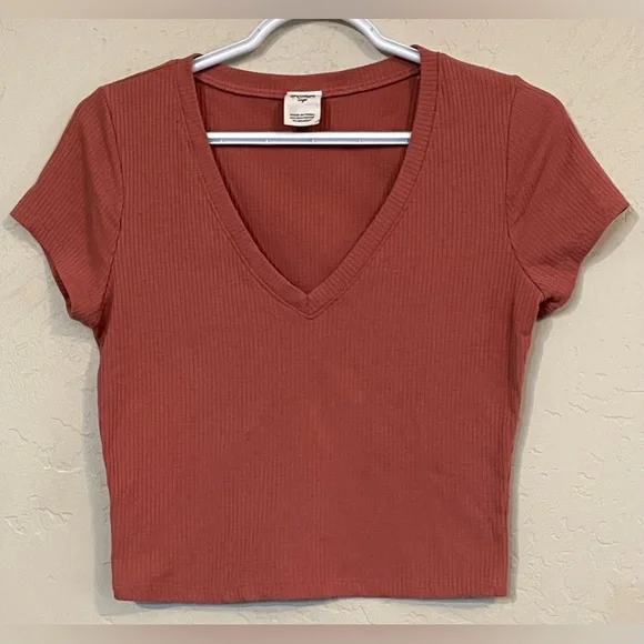 Destined By Tilly’s V-Neck Ribbed Shirt, Size Large - Picture 1 of 7